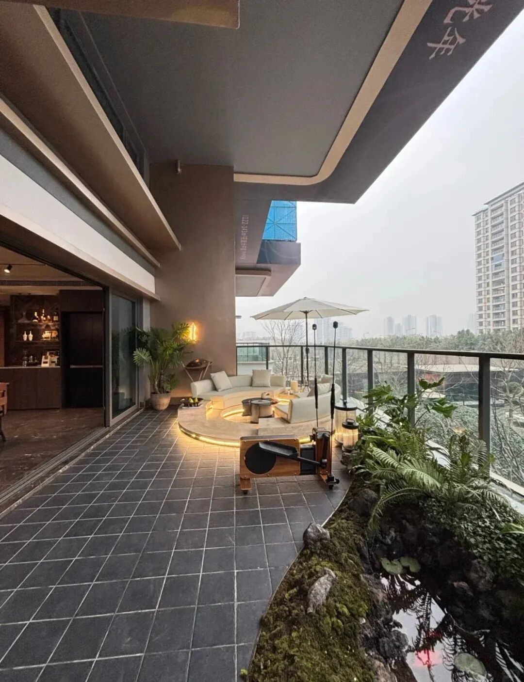 第四代住宅阳台.jpg 第四代住宅阳台.jpg